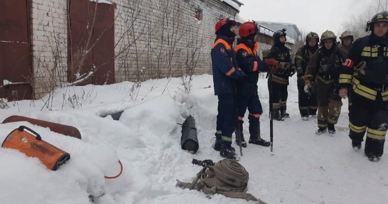 В Ижевске спасатели предотвратили взрыв баллонов при пожаре на складе