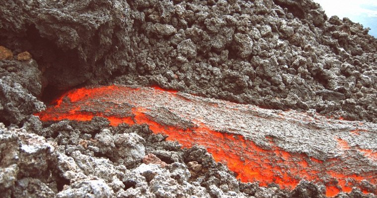 Потоки лавы хлынули из четырехкилометровой трещины в Исландии 
