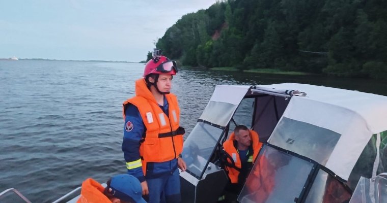 Спасатели Удмуртии: выпавшие из лодки на Каме рыбаки были без спасжилетов