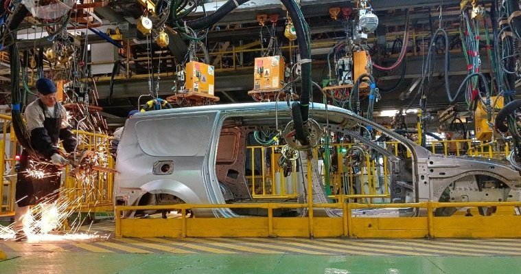 Для производства новых автомобилей LADA Largus ижевскому автозаводу не хватает тысячи рабочих 