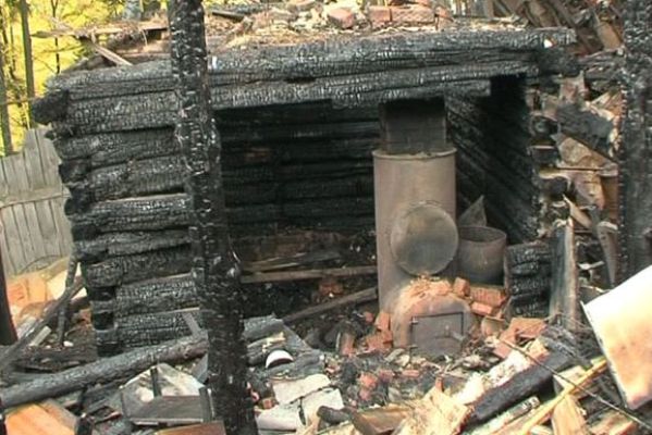 Пожар оставил камбарскую баню без крыши