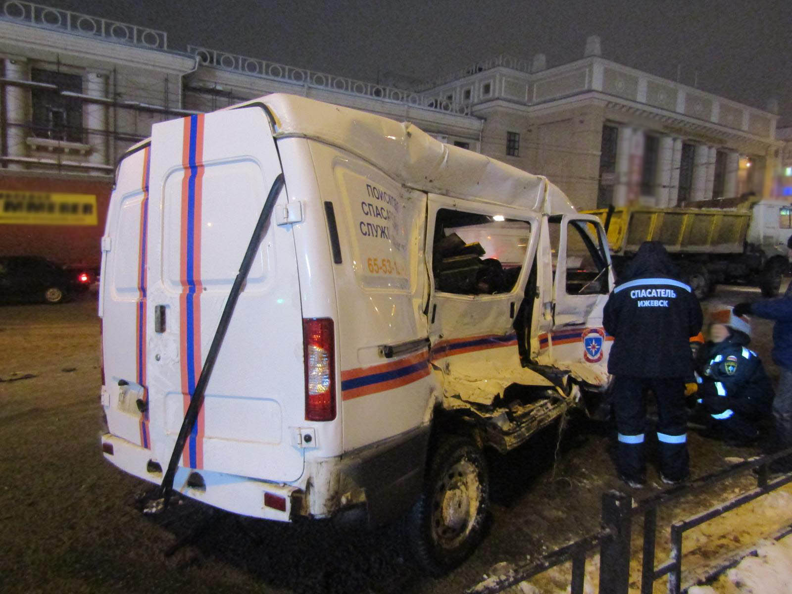 

Грузовик протаранил автомобиль Поисково-спасательной службы в Ижевске: пострадали 4 человека

