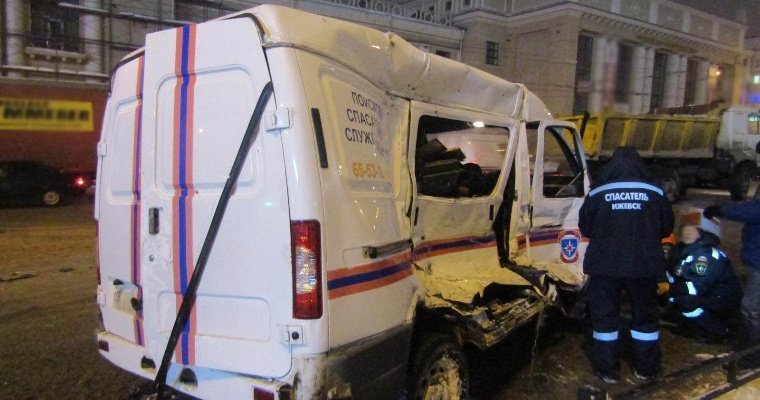 Грузовик протаранил автомобиль Поисково-спасательной службы в Ижевске: пострадали 4 человека