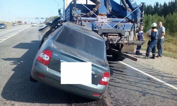 Водитель легковушки «догнал» грузовик на трассе в Удмуртии