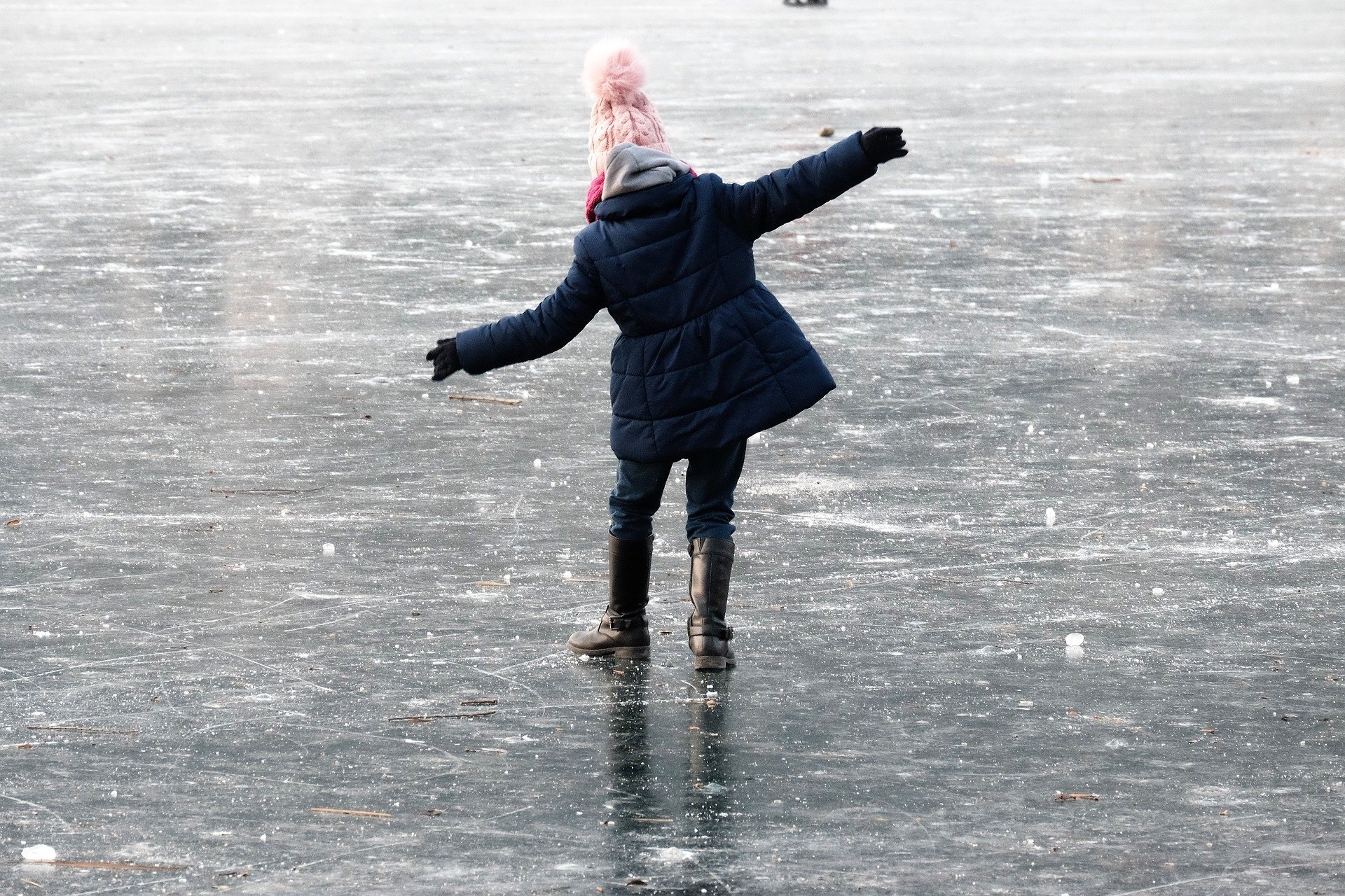 Спасатели Удмуртии: люди, катающиеся на коньках по льду Ижевского пруда, очень рискуют