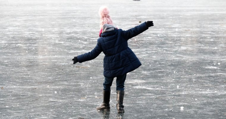 Спасатели Удмуртии: люди, катающиеся на коньках по льду Ижевского пруда, очень рискуют