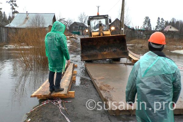 Плиты начали укладывать на затопленной дамбе в ижевском поселке Нагорном
