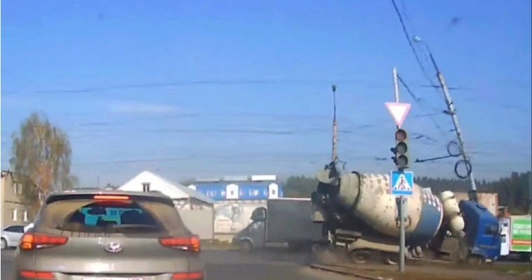 Появилось видео ДТП с опрокидыванием бетономешалки на улице Орджоникидзе в Ижевске