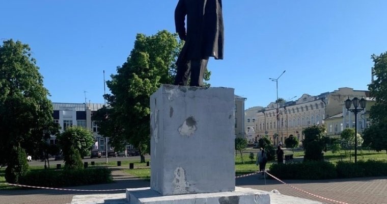 Постамент памятника Ленину начали реставрировать в Сарапуле