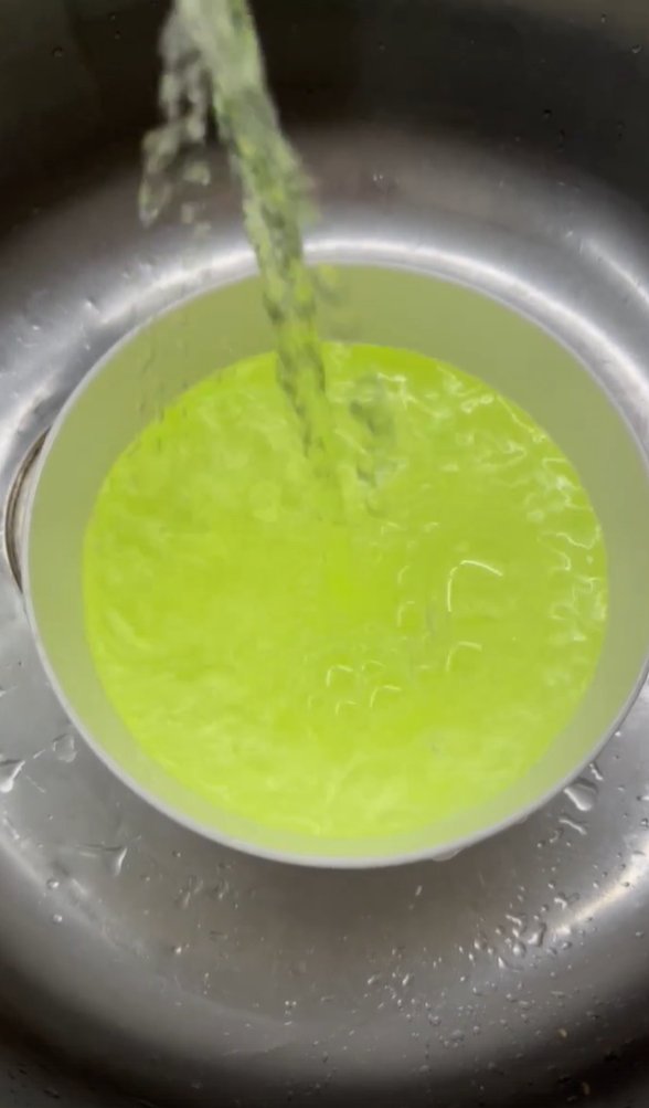 В Шаркане из кранов начала течь зелёная вода