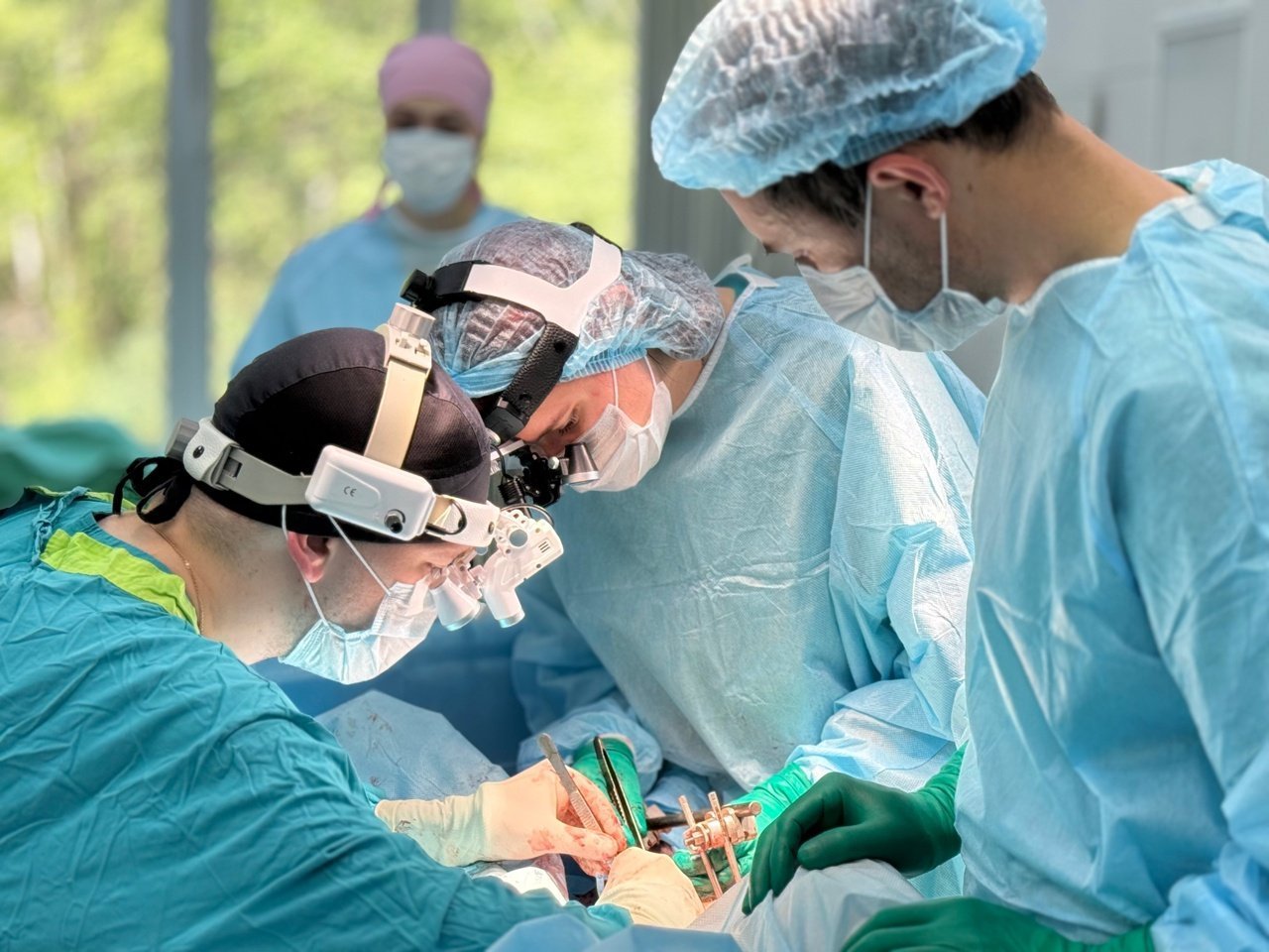 Врачи 1 РКБ Удмуртии шесть часов оперировали пациента с перерезанными ногами