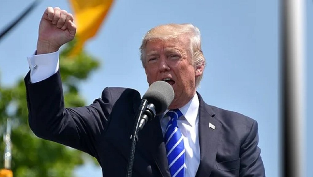 Хиллари Клинтон захотела отсудить у Трампа миллион долларов