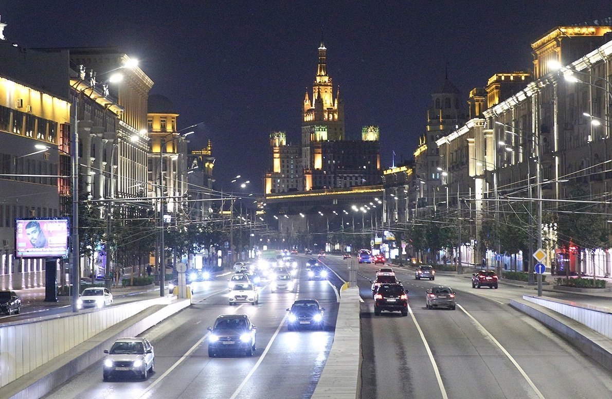 Чего много в столице. Тверская улица в Москве иллюминация. Тверская улица иллюминация. Ночная Москва Тверская улица. Освещение улиц Москвы.