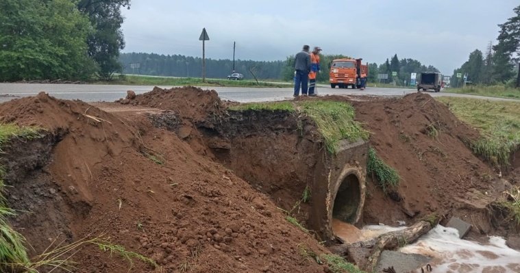 На трассе Можга-Вавож ликвидирую последствия размыва грунта