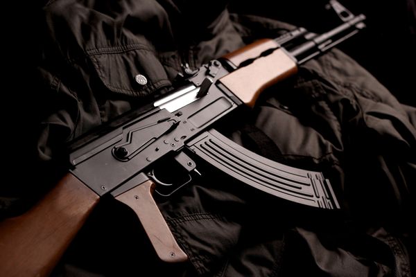 Депутатам предложили штрафовать за оскорбление автомата Калашникова