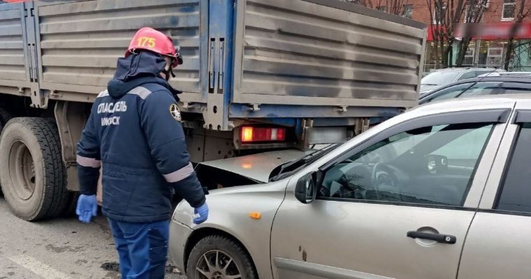 Легковушка врезалась в грузовик на шоссе в Ижевске
