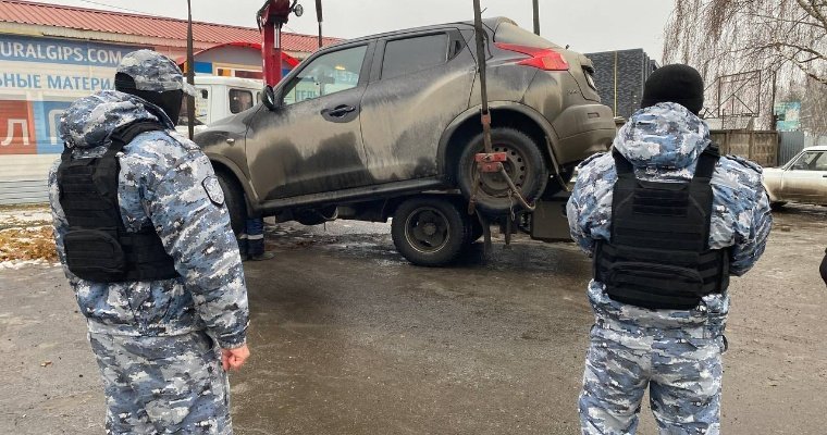 Чтобы не выплачивать долг, жительница Удмуртии уехала от приставов в момент изъятия её авто