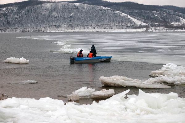 Шестерых рыбаков унесло на оторвавшейся льдине в Самарской области
