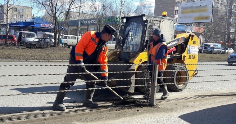 Улицы Ижевска начали очищать от грязи