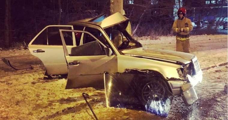 Опасное вождение: в Ижевске при столкновении авто со столбом погиб мужчина
