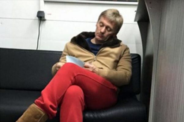 Дмитрий Песков удивился популярности своей фотографии в красных штанах и уггах