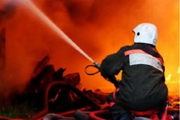 Склад древесины загорелся в архангельском порту