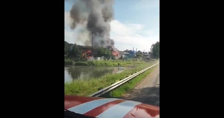 Два дома сгорели в Удмуртии из-за детской шалости