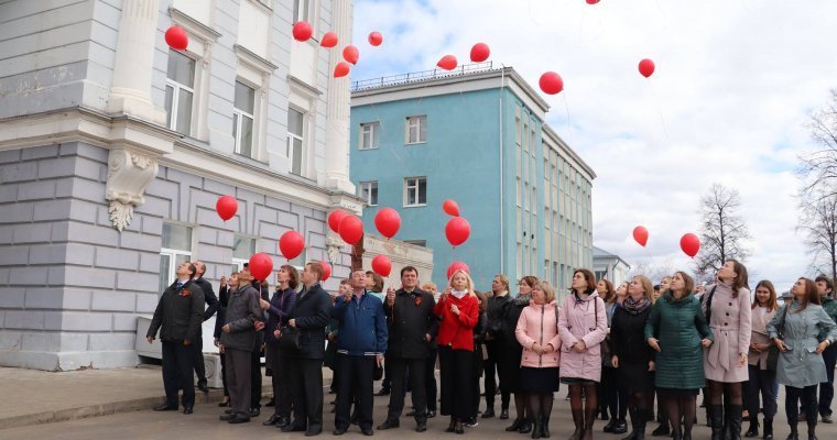 В память о Победе жители Сарапула выпустили в небо красные шары