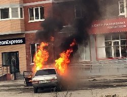 Машина сгорела во дворе жилого дома в Ижевске