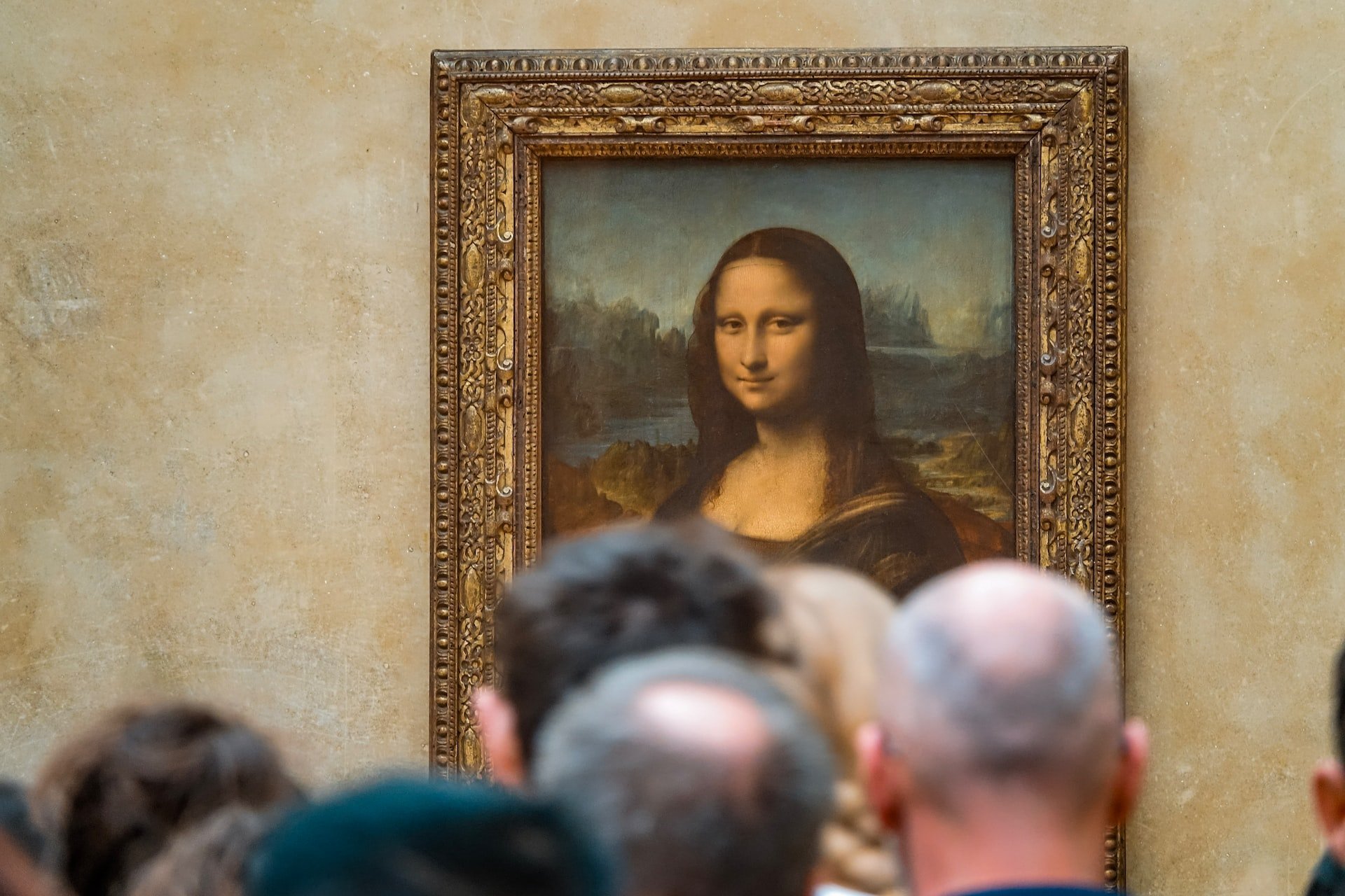 Профсоюзы устроили акцию протеста в Лувре у картины «Мона Лиза» 8 марта