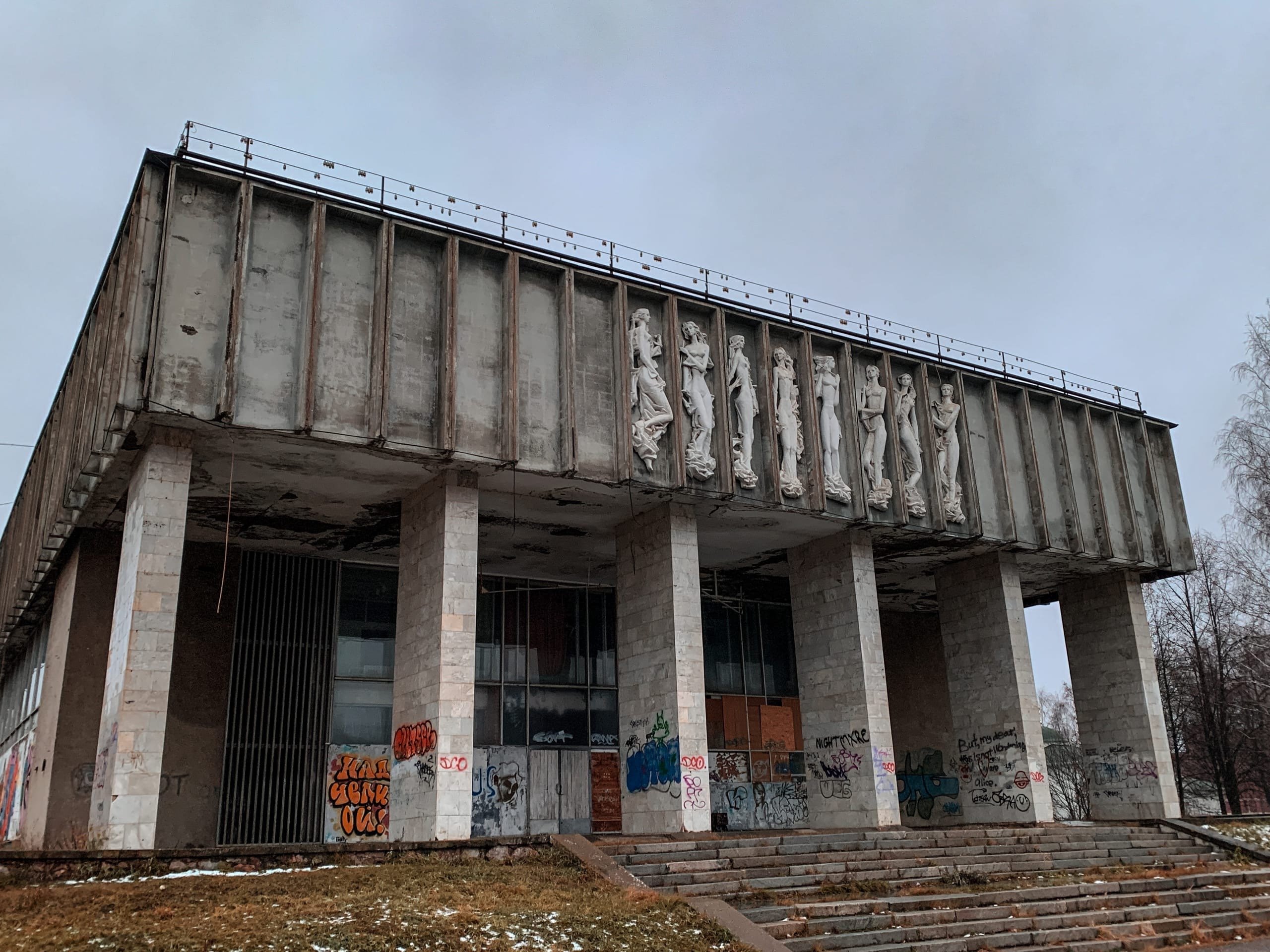 Власти Глазова приостановили продажу здания бывшего МК «Родник» // ИА  Сусанин - проверенные новости Ижевска и Удмуртии, факты и описания событий.