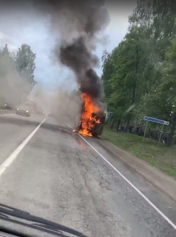

Пассажирский автобус загорелся на Якшур-Бодьинском тракте в Удмуртии

