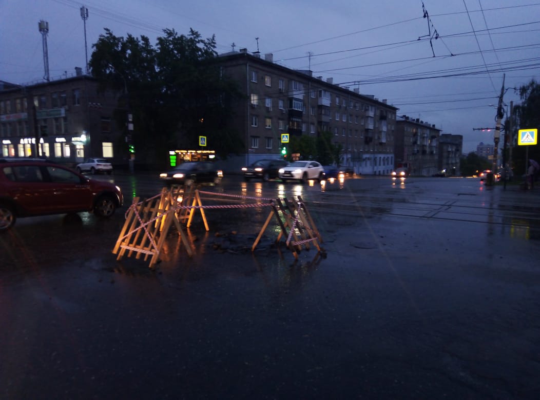 Реальное время ижевск. Ижевск дождь. Пересечение Пушкинской и Ленина Ижевск. Ижевск асфальт. В Ижевске провалился асфальт.