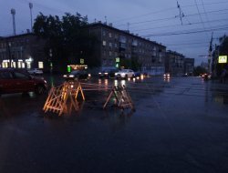 Асфальт провалился на одной из улиц Ижевска во время ливня  