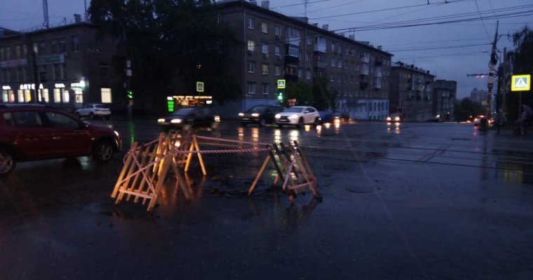 Асфальт провалился на одной из улиц Ижевска во время ливня  
