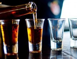 Уничтожение тонны груш в Удмуртии, снижение потребления алкоголя в России и Марго Робби в новом трейлере: что произошло минувшей ночью