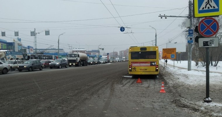 Автобус в Ижевске сбил женщину на пешеходном переходе