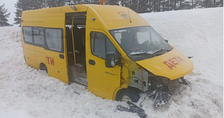 Семь человек пострадали в результате столкновения «Весты» и школьного автобуса в Игринском районе