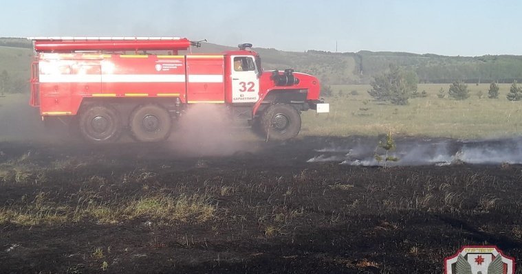 В Каракулинском районе потушили ландшафтный пожар на площади 1,3 га