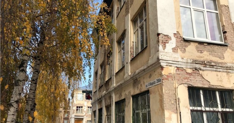 В школе №27 в Ижевске приступили к обновлению фасада здания 