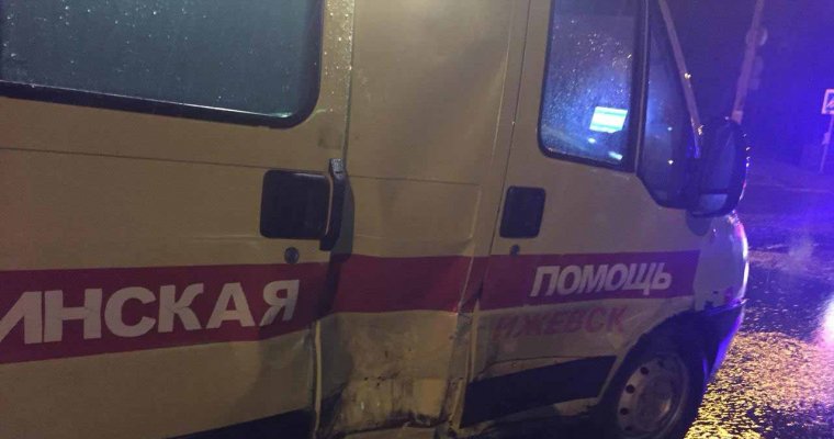 В Ижевске ехавшая с проблесковым маячком карета «скорой» попала в аварию