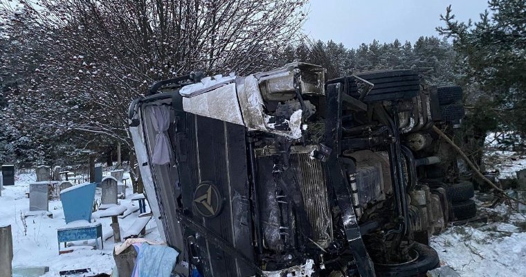 В Воткинске водитель тягача вылетел на кладбище 