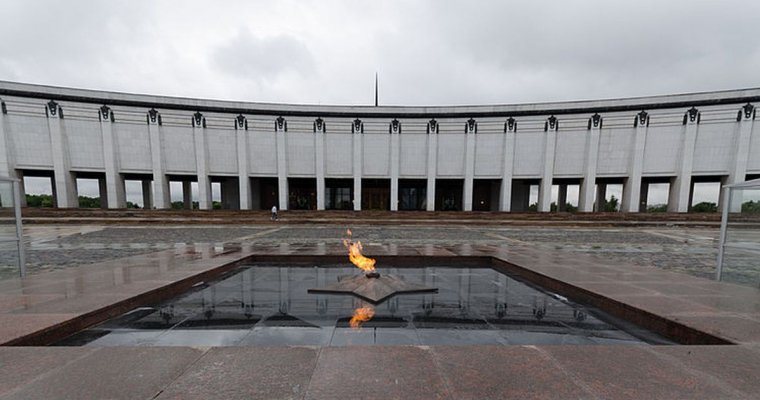 В Москве вандал пытался потушить Вечный Огонь