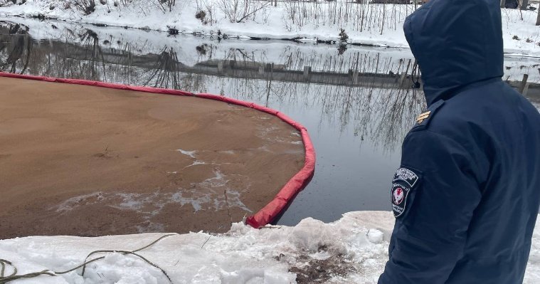 На реке Иж в Ижевске обнаружили маслянистые пятна 