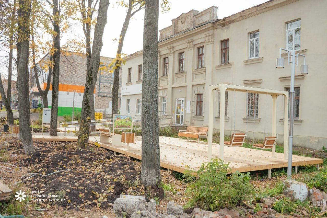 В центре Камбарки благоустроили сквер и ещё один пешеходный маршрут