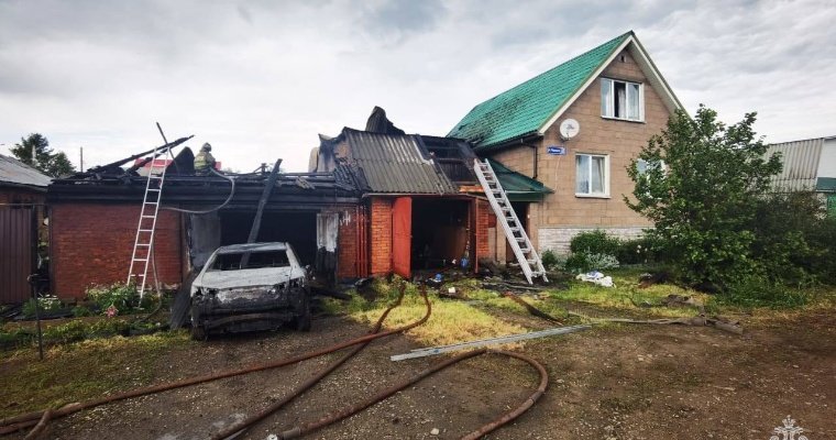 Два домохозяйства пострадали от пожара в Сарапуле на улице Радищева