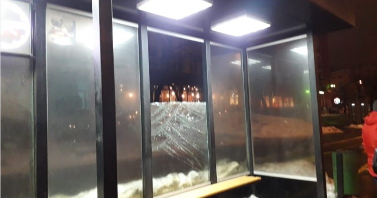 Хулиганы разбили стекло на новой остановке в Ижевске