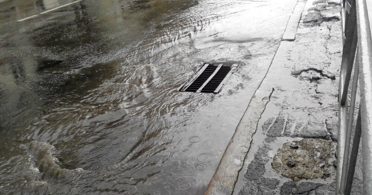 На улице Холмогорова в Ижевске прорвало водопровод