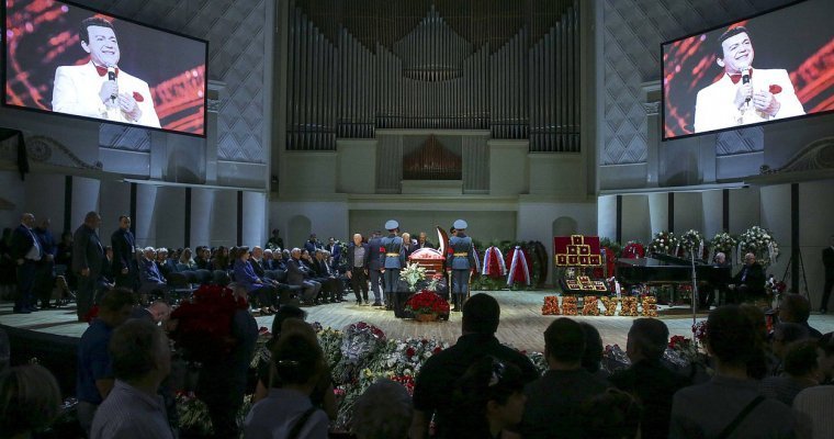 Пришедшие проститься с Иосифом Кобзоном проводили певца аплодисментами