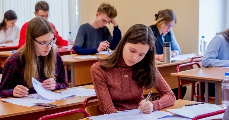 В первый день ОГЭ в Удмуртии экзамен сдали почти тысяча девятиклассников